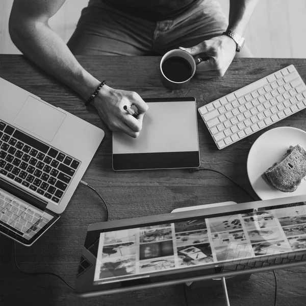 Homem trabalhando no computador — Fotografia de Stock