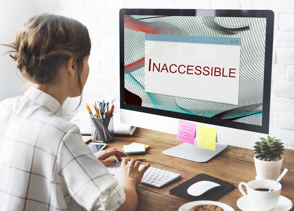 Mujer trabajando en estudio de diseño — Foto de Stock