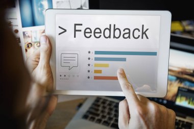 Dijital tablet kullanan adam  