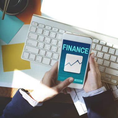 Akıllı telefon kullanan adam.