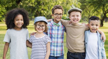 Casual giyinen çocukları iyi eğlenceler