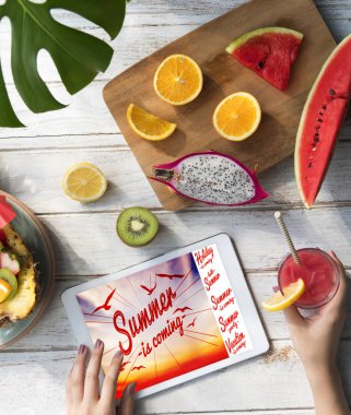 dijital tablet kullanan kadın