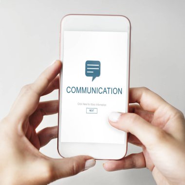 Cep telefonu ellerinde.