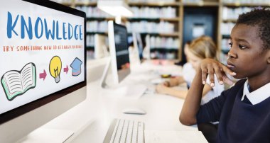 bilgisayarlarla okuyan öğrenciler