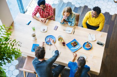 Öğrenciler café'de öğle yemeği