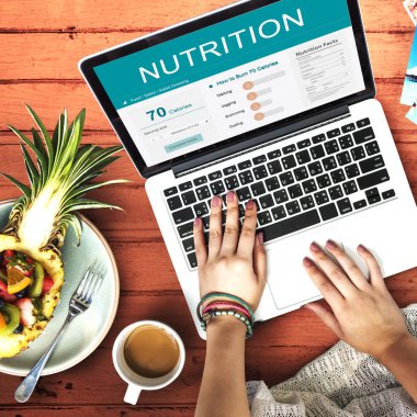 Dizüstü bilgisayar kullanan kadın