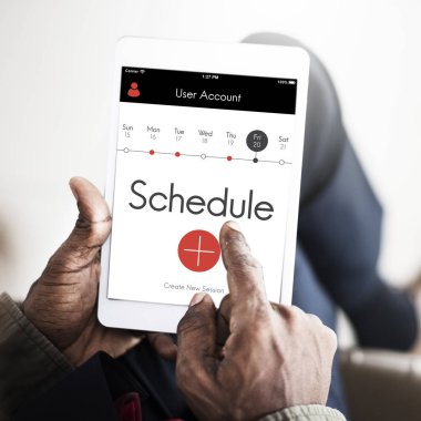 Dijital tablet tutan işadamı 