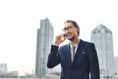 işadamı ile akıllı telefon 