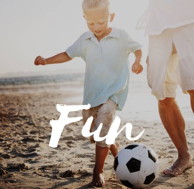 Baba ve oğul plaj futbol oynarken