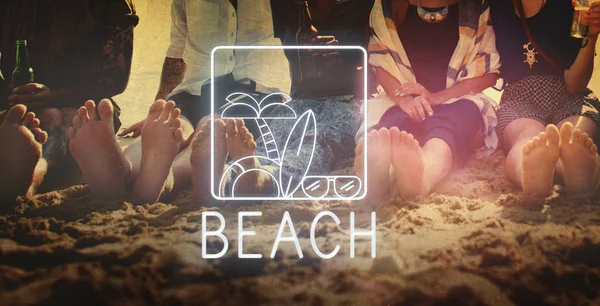 Люди сидят на пляже — стоковое фото