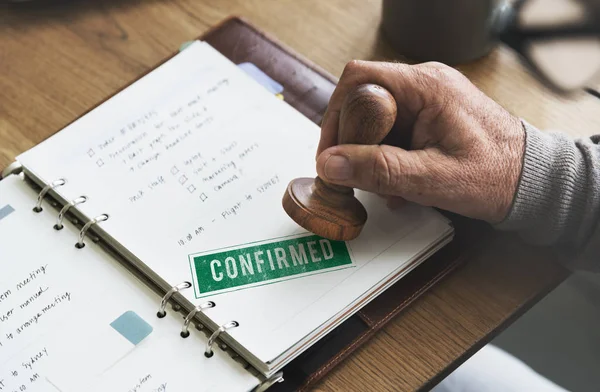 Hombre poniendo sello en cuaderno de papel — Foto de Stock