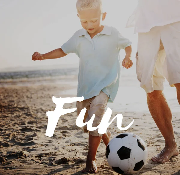 Otec a syn hraje fotbal na pláži — Stock fotografie