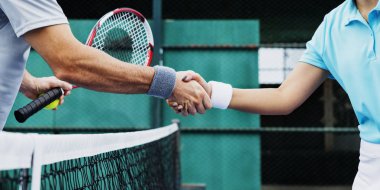 Tenisçiler el sıkışıyor