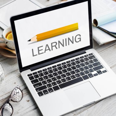çalışma alanı tablo üstünde laptop