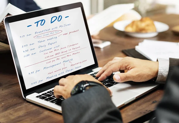 Geschäftsmann mit Laptop — Stockfoto