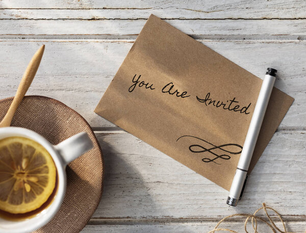 Чашка чая и открытка
