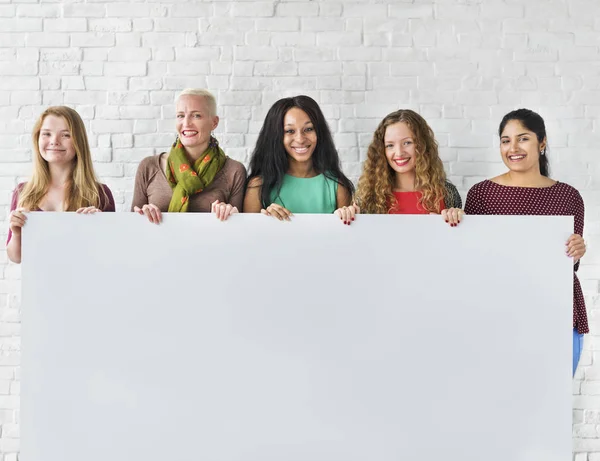 Frauen halten Plakat hoch — Stockfoto