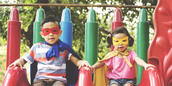 Hermano y hermana en el parque —  Fotos de Stock