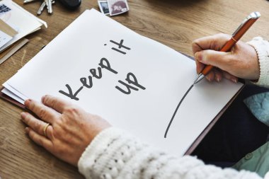 beyaz kağıt üzerine yazma kişi