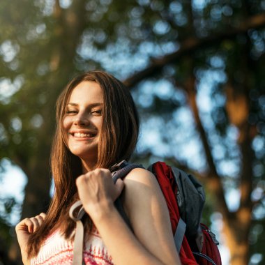 sırt çantası ile genç kız