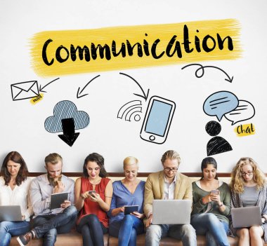 Dijital aygıtlar kullanan insanlar