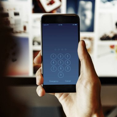 Cep telefonu kullanan adam 