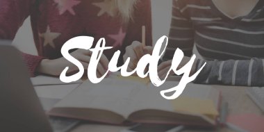 Kitaplarla birlikte okuyan kız