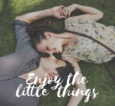 sevgi dolu çift çim üzerinde yalan