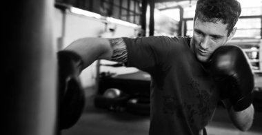 Kutusu egzersiz yapan erkek