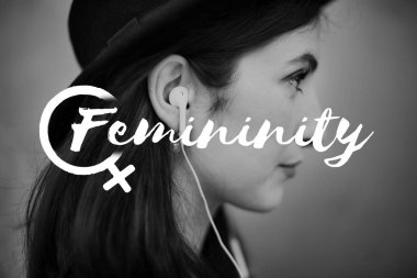 Dijital aygıt kullanan genç kadın