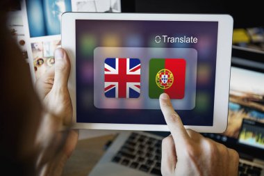 Dijital tablet kullanan adam  