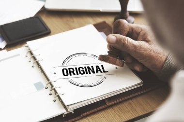 damga kağıt defter üzerinde koyarak adam