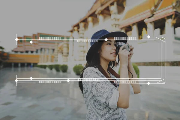 카메라와 함께 세련 된 아시아 소녀 — 스톡 사진