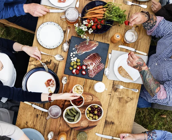 Grupo de pessoas jantando juntos — Fotografia de Stock