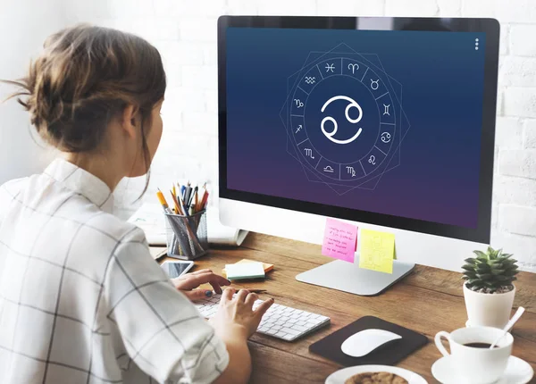 Mujer trabajando en estudio de diseño —  Fotos de Stock