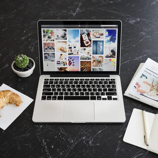 Werkende laptop met informatie — Stockfoto