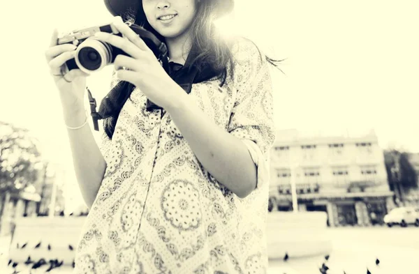 Joven asiático chica con cámara — Foto de Stock