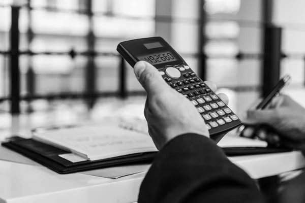 Homem de negócios contando com calculadora — Fotografia de Stock