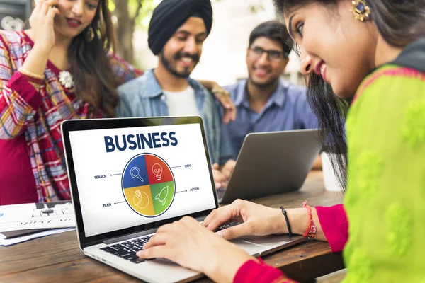 Studenti indiani studiare all'aperto — Foto Stock