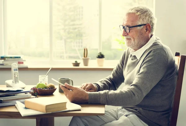 Senior Adult Holding Tablet — Stockfoto