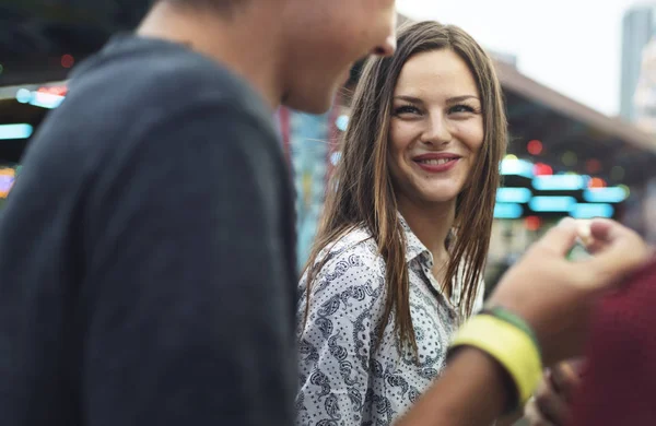 Happy vrienden in attractiepark — Stockfoto