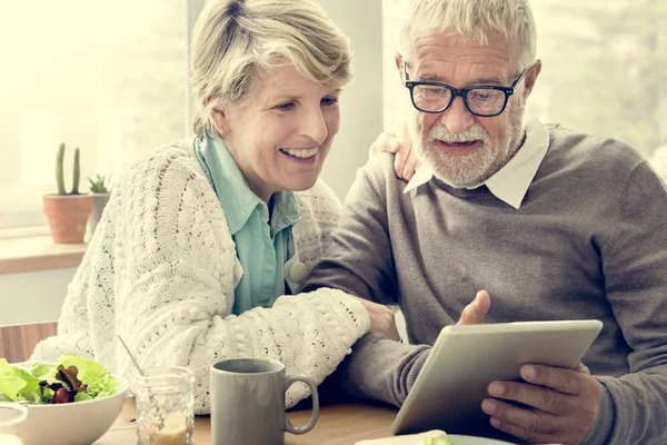 Adultos mayores sosteniendo la tableta —  Fotos de Stock