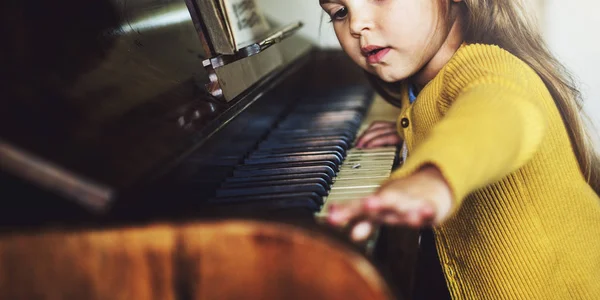 Αξιολάτρευτο κορίτσι παίζει πιάνο — Φωτογραφία Αρχείου