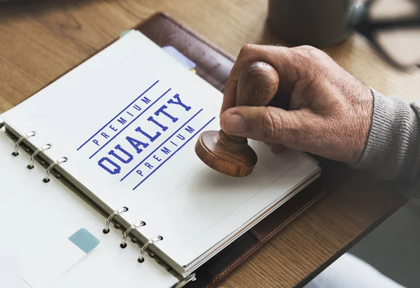 Mann setzt Stempel auf Papier-Notizbuch — Stockfoto