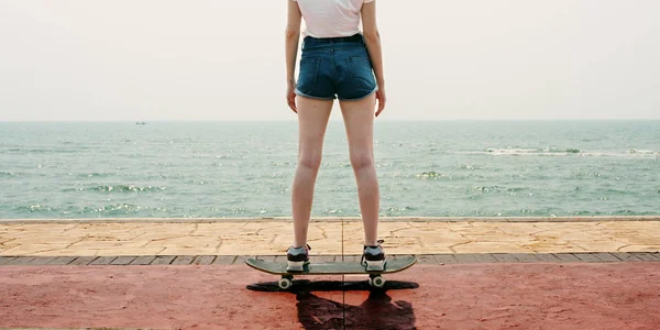 Fille en short chevauchant sur skateboard — Photo