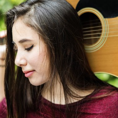 akustik gitar ile genç kadın