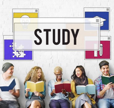 kitap tutan ve gülümseyen insanlar