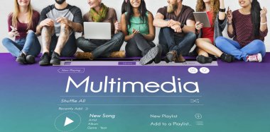 insanlar cihazlar ile katta oturur