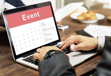 Dizüstü bilgisayar kullanan iş adamı