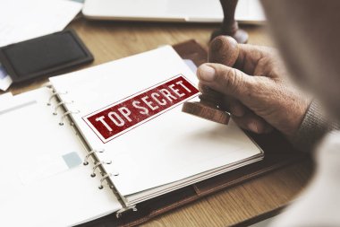 damga kağıt defter üzerinde koyarak adam